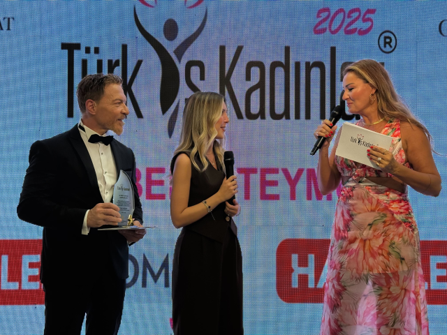 5. Türk İş Kadınları Plaket Töreni'nde Haberler.com Genel Yayın Yönetmeni Av. Bedia Teymur'a Ödül