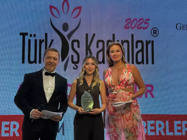 5. Türk İş Kadınları Plaket Töreni'nde Haberler.com Genel Yayın Yönetmeni Av. Bedia Teymur'a Ödül