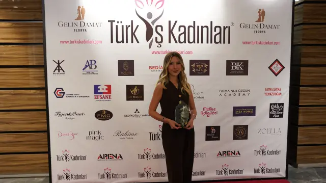 5. Türk İş Kadınları Plaket Töreni'nde Haberler.com Genel Yayın Yönetmeni Av. Bedia Teymur'a Ödül