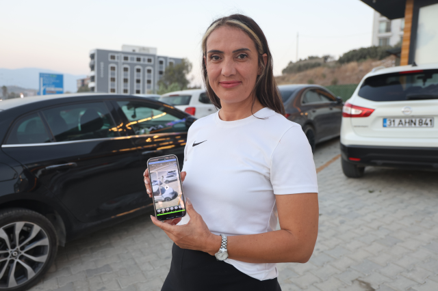 El freni çekilmeyen otomobili tek eliyle durdurdu