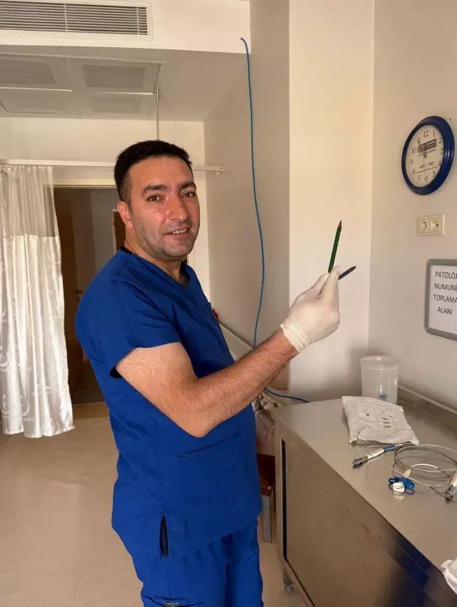 Genç kadının midesinden iki adet kalem çıkarıldı