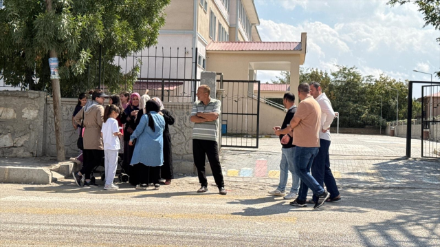 Okulu basıp sınıfta ders işleyen tanımadığı öğretmen bıçakladı