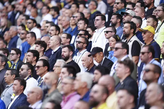 Fenerbahçe kongresinde gerginlik! 'Trabzon' sorusu stadı karıştırdı