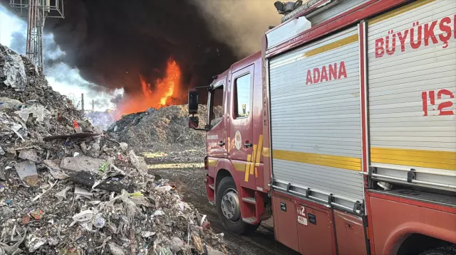 Geri dönüşüm fabrikasında yangın! Alevler çevredeki fabrikaları da tehdit ediyor