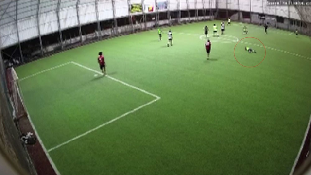 Halı sahada futbol oynayan polis memuru kalp krizi geçirip hayatını kaybetti