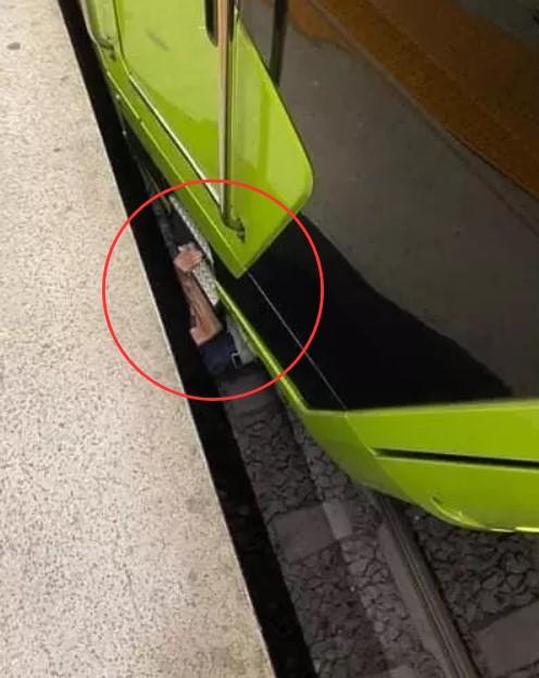 Metroda facianın eşiğinden dönüldü! Öğrencilerin şakalaşması yaşlı adamın ölümüne neden oluyordu