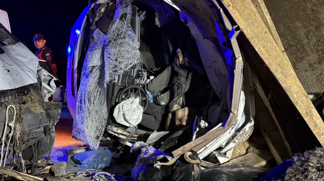 Diyarbakır'da iki kamyonet çarpıştı: 2 ölü, 1 yaralı