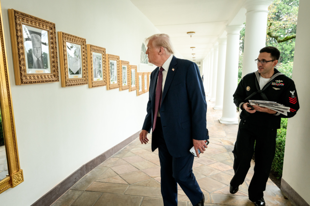 Trump, Biden'ın fotoğrafı yerine 'otomatik imza cihazı' koydu