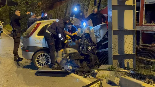 Üst geçide çarpan otomobil ortadan ikiye katlandı: 2 kişi can verdi
