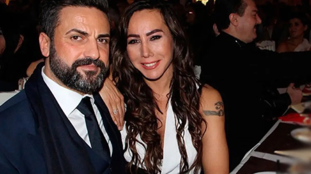 Asena 8 yıl sonra sahnelere döndü, sosyal medya ikiye bölündü Asena 8 yıl sonra sahnelere döndü, sosyal medya ikiye bölündü