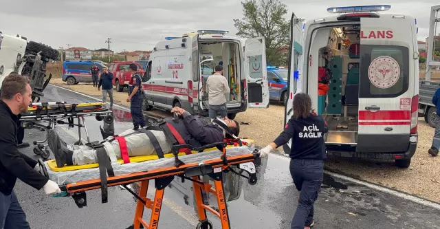 İşçi servisi ile kamyon kafa kafaya çarpıştı: 3 ölü, 9 yaralı
