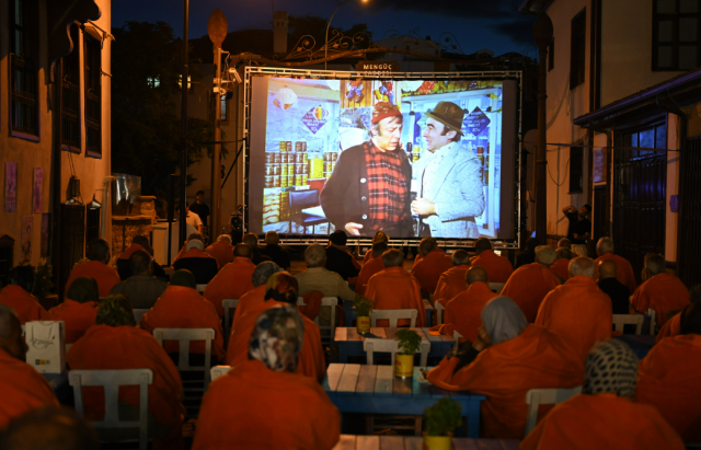Konya Büyükşehir'den Huzurevi'ndeki Büyüklerimize Klasik Araçlar ve Açık Hava Sinemasıyla Nostaljik