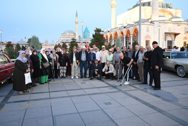 Konya Büyükşehir'den Huzurevi'ndeki Büyüklerimize Klasik Araçlar ve Açık Hava Sinemasıyla Nostaljik