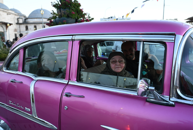 Konya Büyükşehir'den Huzurevi'ndeki Büyüklerimize Klasik Araçlar ve Açık Hava Sinemasıyla Nostaljik
