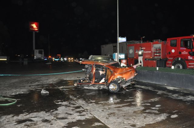 Manisa'da otomobil ile kamyon çarpıştı: 5 ölü, 6 yaralı