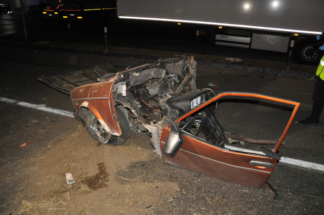 Manisa'da otomobil ile kamyon çarpıştı: 5 ölü, 6 yaralı