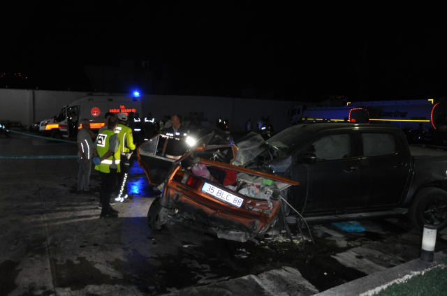 Manisa'da otomobil ile kamyon çarpıştı: 5 ölü, 6 yaralı