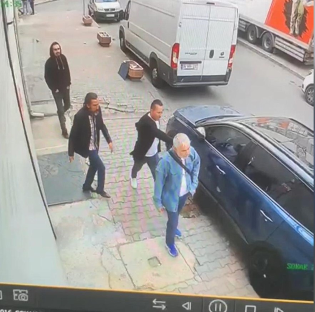 Otomobilin üzerine idrarını yaptı; sahibine saldırdı