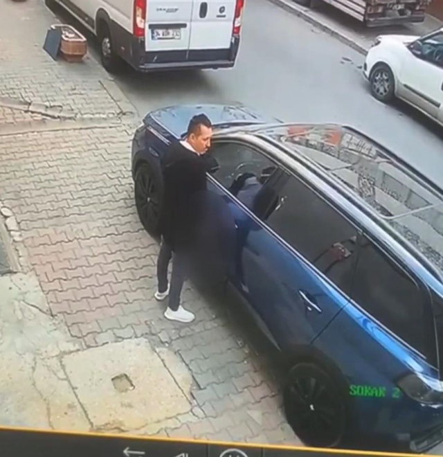 Otomobilin üzerine idrarını yaptı; sahibine saldırdı