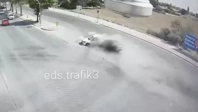 Otomobil, kırmızı ışıkta bekleyen araca çarptı: 1