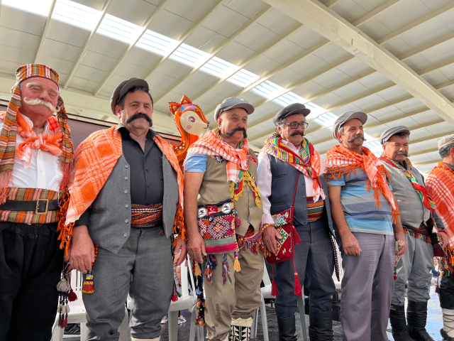 Antalya'da bir ilginç yarışma! Bıyığını buran koştu geldi Antalya'da bir ilginç yarışma! Bıyığını buran koştu geldi