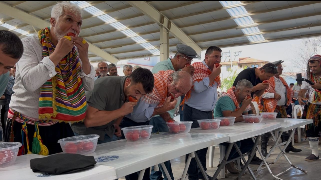 Antalya'da bir ilginç yarışma! Bıyığını buran koştu geldi Antalya'da bir ilginç yarışma! Bıyığını buran koştu geldi