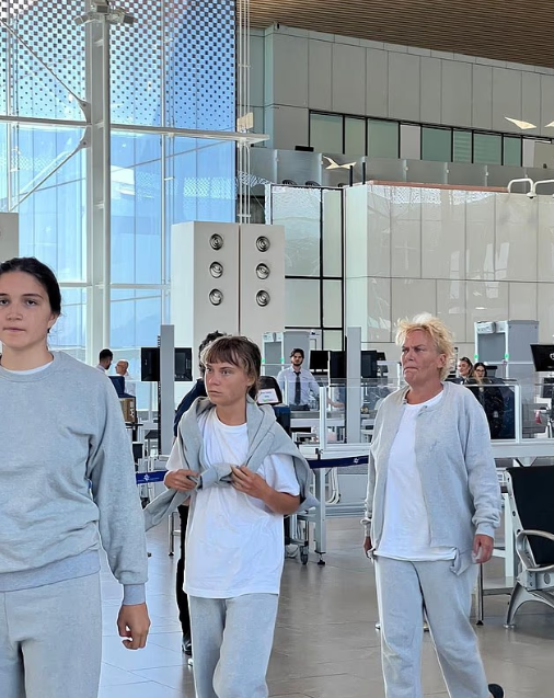 İsveçli aktivist Greta Thunberg, İsrail'den gözaltı kıyafetiyle sınır dışı edildi