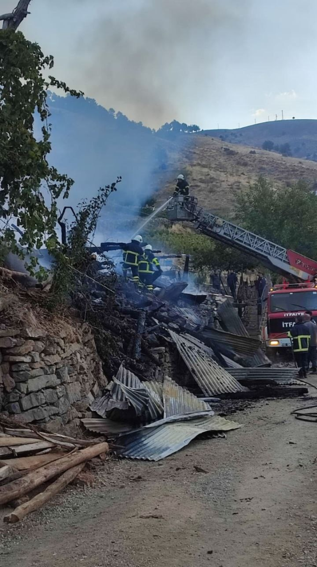 Yangın çıkan ev çöktü, engelli 2 kardeş hayatını kaybetti
