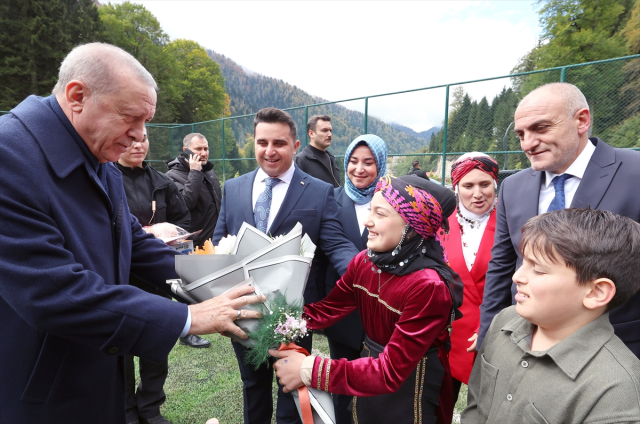 Cumhurbaşkanı Erdoğan memleketinde komşularıyla hasret giderdi