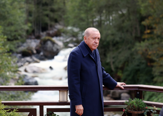 Cumhurbaşkanı Erdoğan memleketinde komşularıyla hasret giderdi