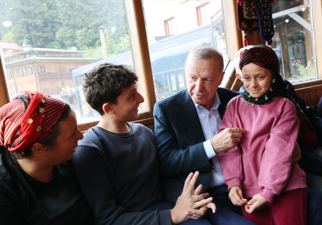 Cumhurbaşkanı Erdoğan memleketinde komşularıyla hasret giderdi