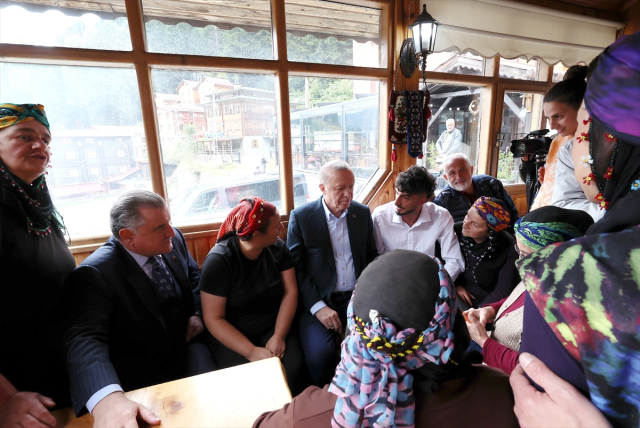 Cumhurbaşkanı Erdoğan memleketinde komşularıyla hasret giderdi