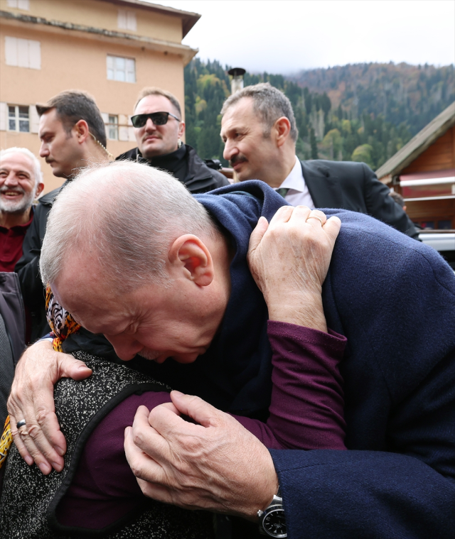 Cumhurbaşkanı Erdoğan memleketinde komşularıyla hasret giderdi