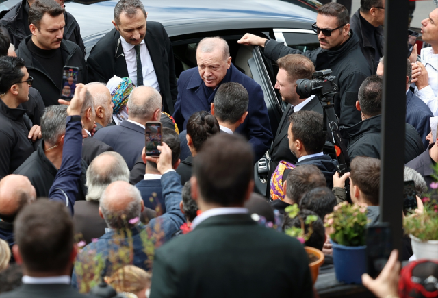 Cumhurbaşkanı Erdoğan memleketinde komşularıyla hasret giderdi