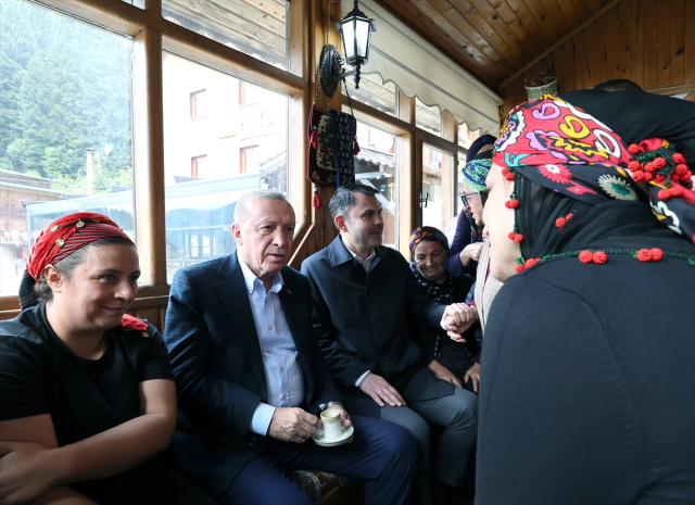 Cumhurbaşkanı Erdoğan memleketinde komşularıyla hasret giderdi