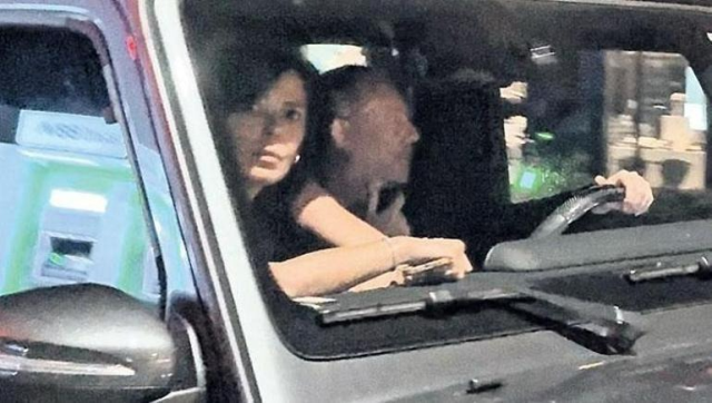 Kucak kucağa oturdular! Sergen Yalçın bir araba dolusu kadınla gecelerde Kucak kucağa oturdular! Sergen Yalçın bir araba dolusu kadınla gecelerde