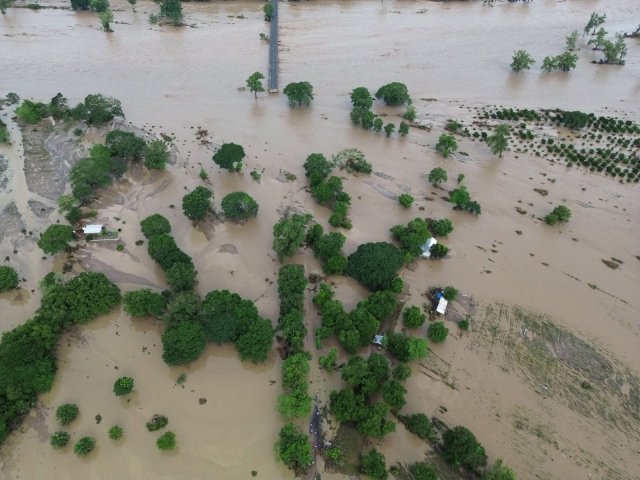 Ülke sular altında! 42 kişi öldü, 27 kişi kayboldu