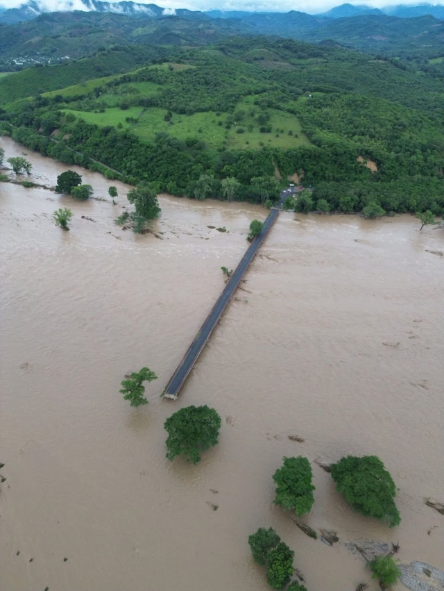 Ülke sular altında! 42 kişi öldü, 27 kişi kayboldu