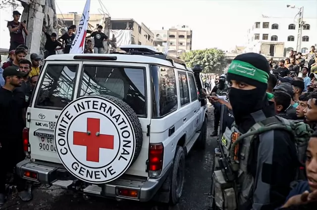 Gazze'de tarihi görüntüler! Hamas, 2. grup rehineleri teslim etti