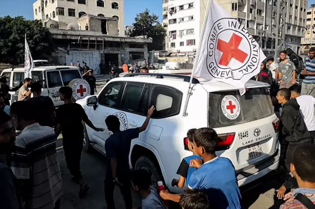 Gazze'de tarihi görüntüler! Hamas, 2. grup rehineleri teslim etti