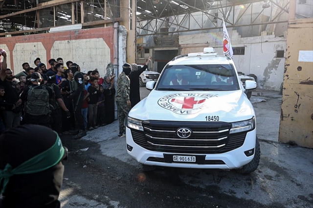 Gazze'de tarihi görüntüler! Hamas, 2. grup rehineleri teslim etti