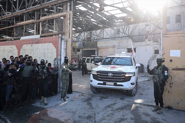 Gazze'de tarihi görüntüler! Hamas, 2. grup rehineleri teslim etti