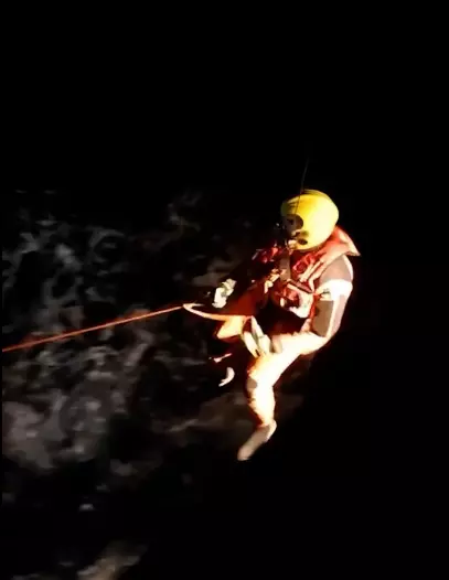Tekneleri orkalar tarafından batırılan aile son anda kurtarıldı