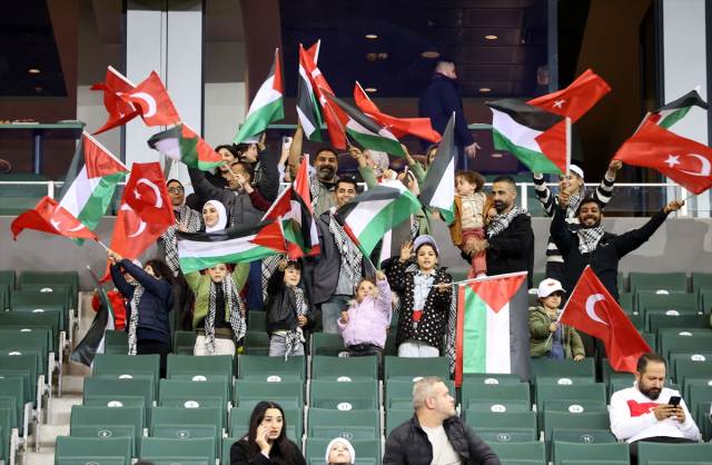 Filistinli çocuklar ve refakatçileri, Türkiye-Gürcistan maçı için tribünde Filistinli çocuklar ve refakatçileri, Türkiye-Gürcistan maçı için tribünde