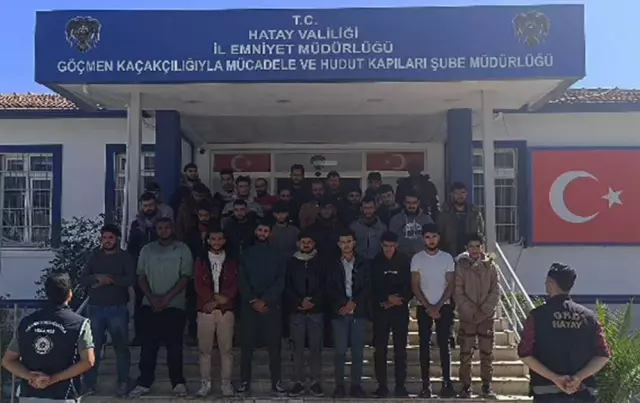 Hafriyat kamyonu kasasından moloz yerine 28 kaçak göçmen çıktı