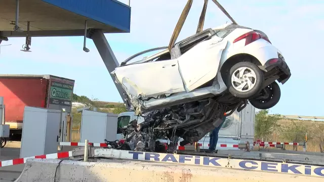 Kuzey Marmara Otoyol gişesinde feci kaza: Yanarak can verdi Kuzey Marmara Otoyol gişesinde feci kaza: Yanarak can verdi