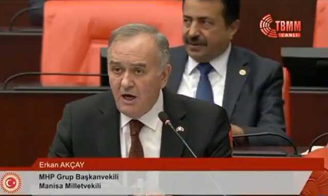 MHP'li vekilin sözlerine kızan Türkeş'in kızı, salonu terk etti MHP'li vekilin sözlerine kızan Türkeş'in kızı, salonu terk etti