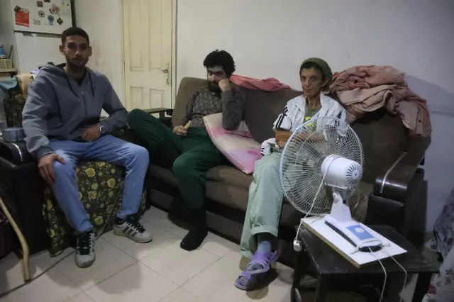 3 yıldır tırnaklarını kesmeyen ve duş almayan gencin eski hali ortaya çıktı 3 yıldır tırnaklarını kesmeyen ve duş almayan gencin eski hali ortaya çıktı