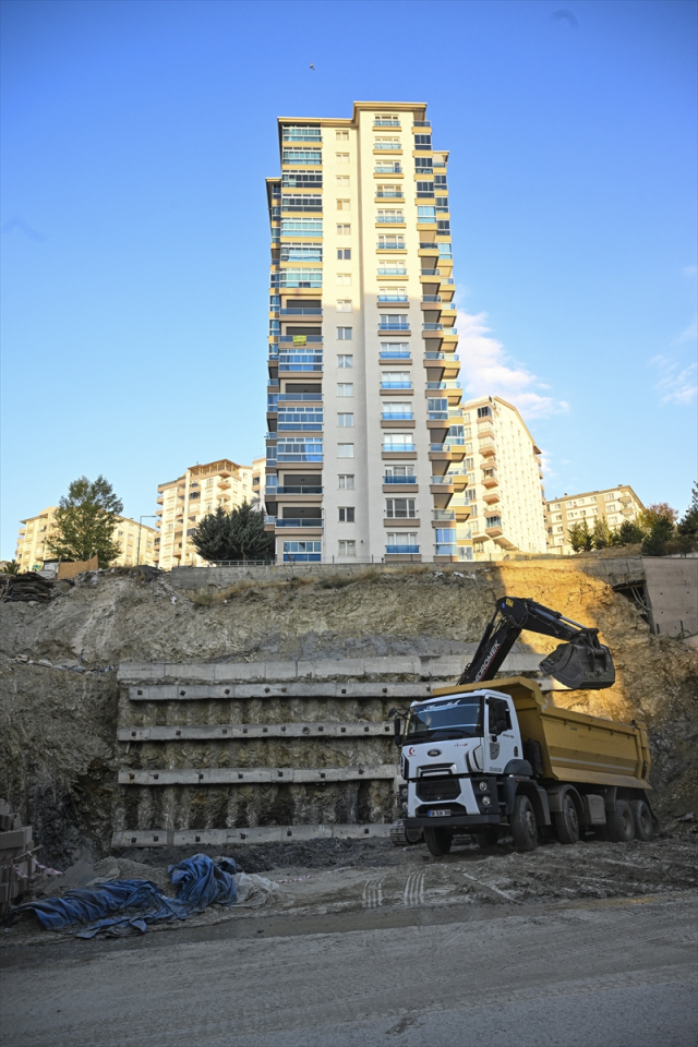 Ankara'da korkutan toprak kayması: 300 kişinin yaşadığı 17 katlı bina boşaltıldı