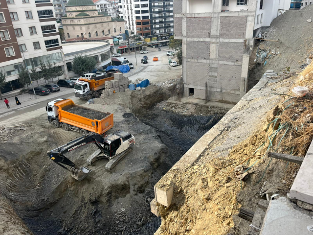Ankara'da korkutan toprak kayması: 300 kişinin yaşadığı 17 katlı bina boşaltıldı